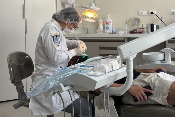 Paciente com sorriso renovado após tratamento com Invisalign® na AMC Odontologia
