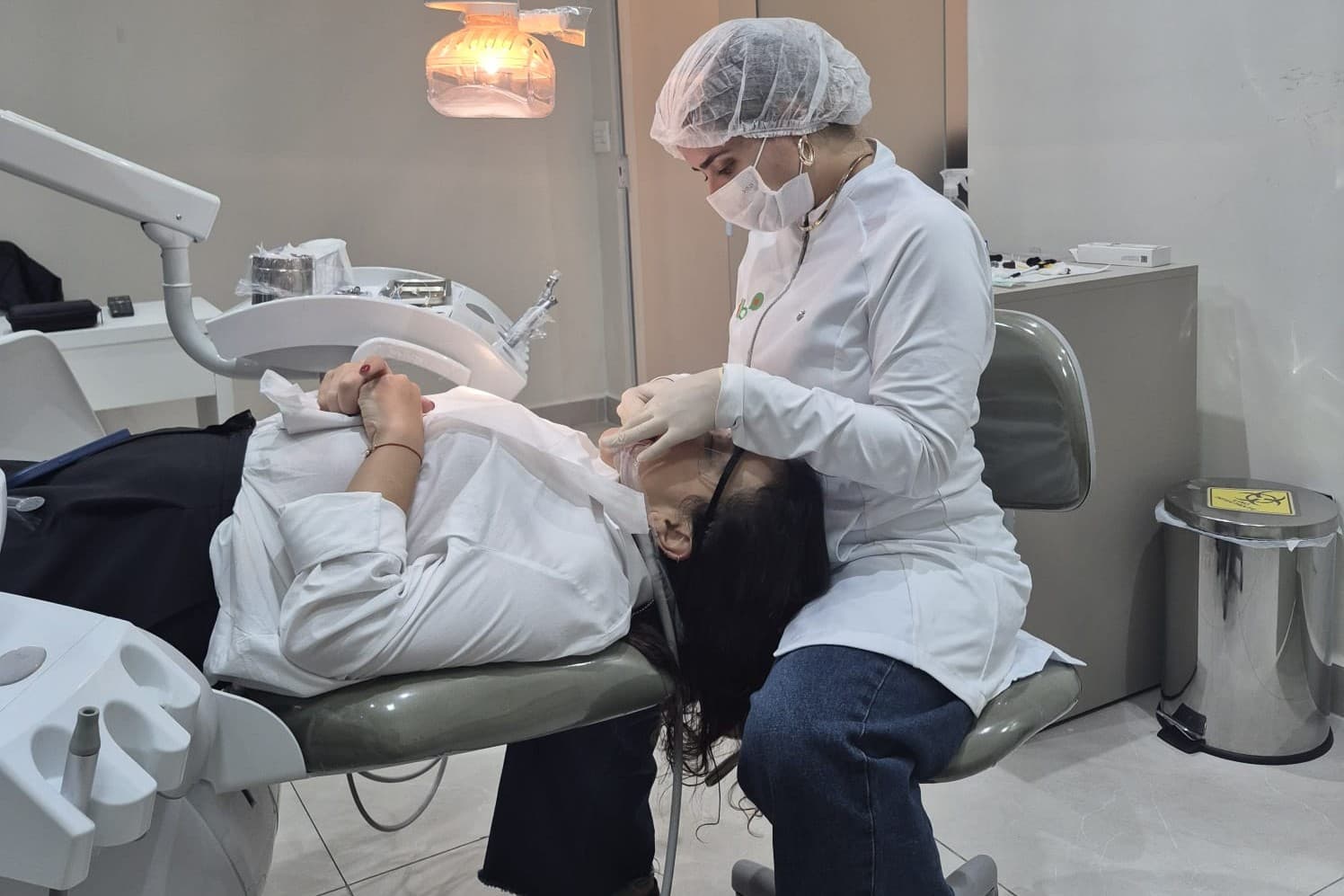 Resultado de clareamento e lentes de contato na AMC Odontologia