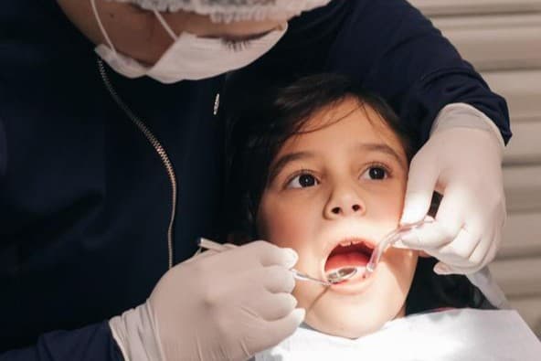 Sorriso alinhado com Invisalign® — tratamento na AMC Odontologia Butantã