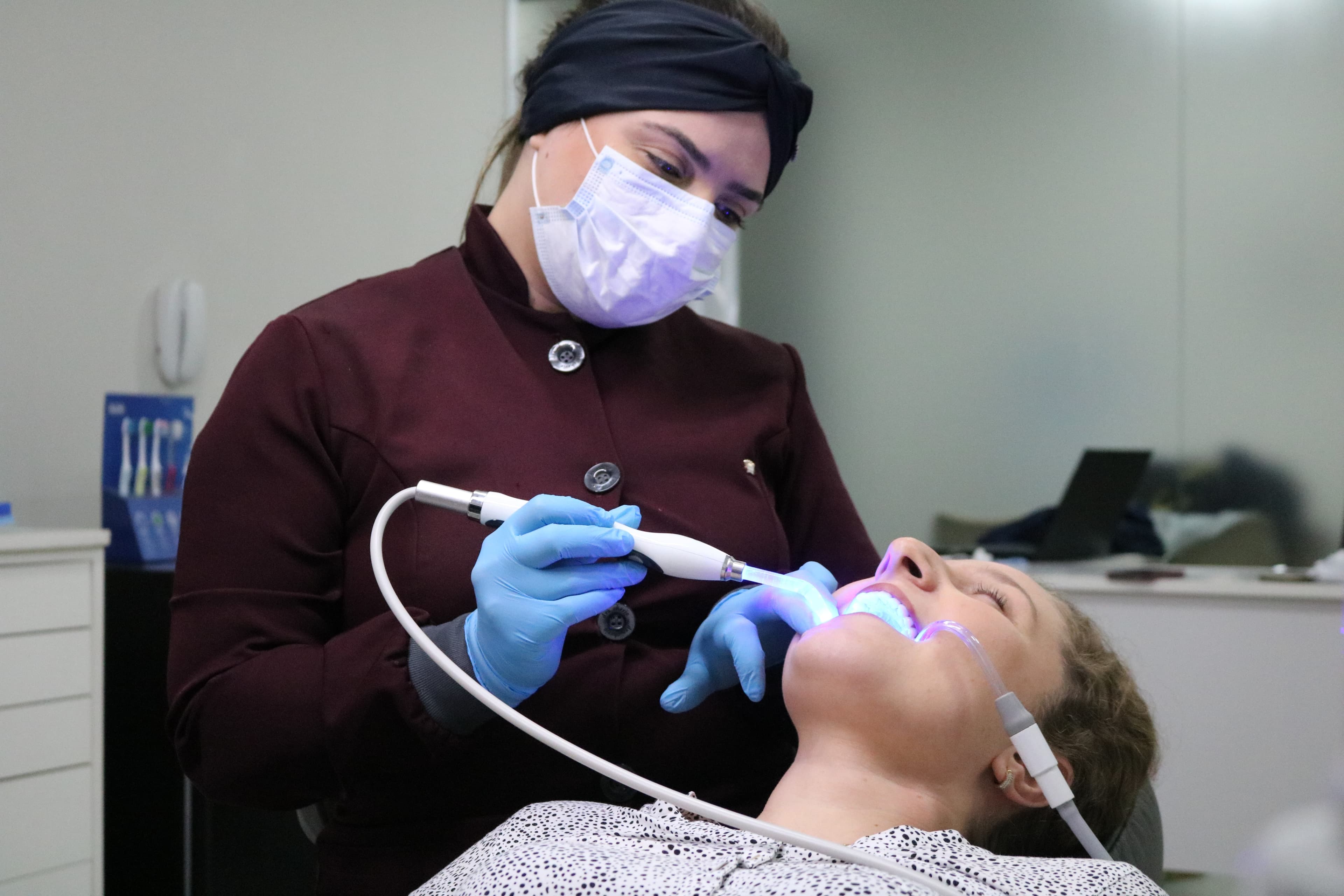 Correção estética do sorriso com lentes de contato dental na AMC Odontologia