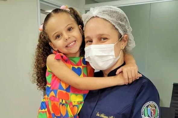 Antes e depois de facetas cerâmicas na AMC Odontologia São Paulo