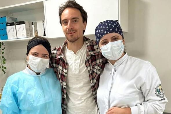 Sorriso harmonioso após tratamento completo na AMC Odontologia