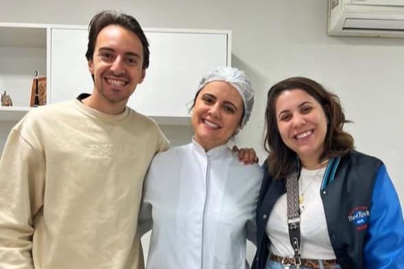 Paciente satisfeita com resultado de lentes de contato na AMC Odontologia SP